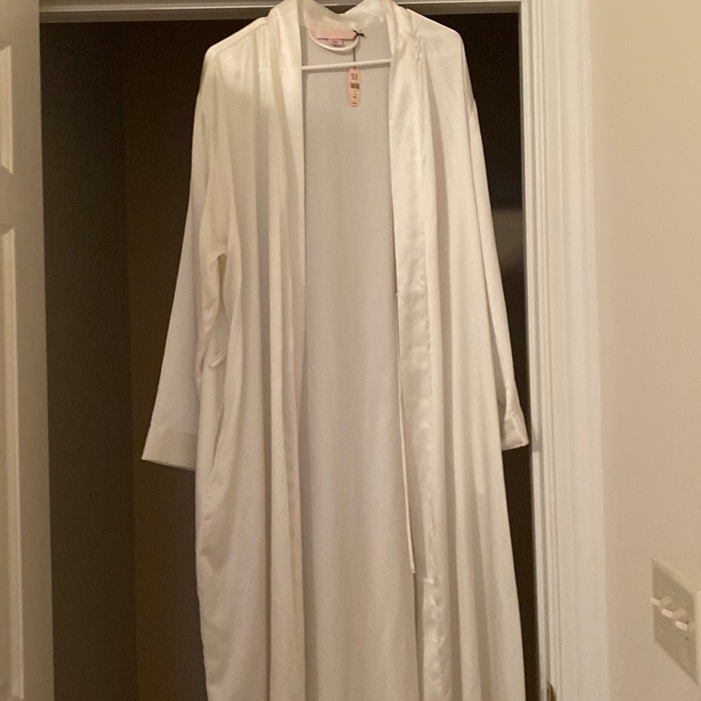 Victoria’s Secret white robe nwt new with tags